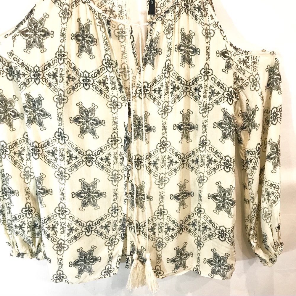 Ark & Co Open Shoulder Button Down Tassel Blouse S - Picture 2 of 6